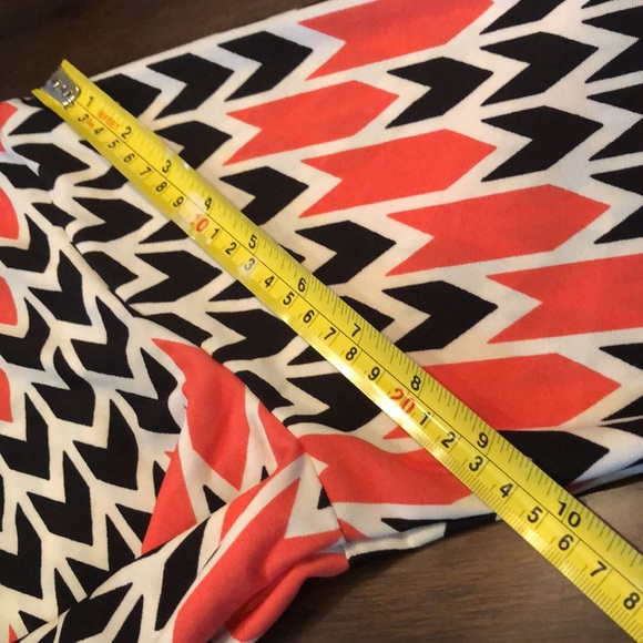 la vanya abstract print nautical criss cross gold tone chain tie & drop LS top - Picture 10 of 12